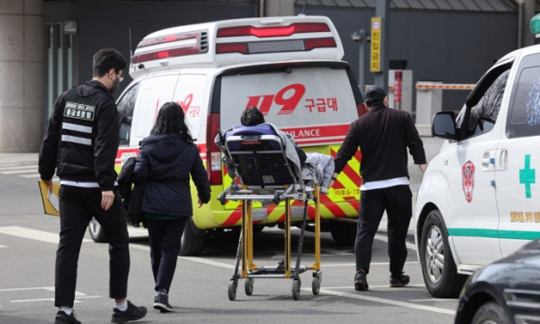 Khủng hoảng y tế tại Hàn Quốc: Dịch vụ y tế khẩn cấp sắp sụp đổ sau 2 tháng chống chọi?