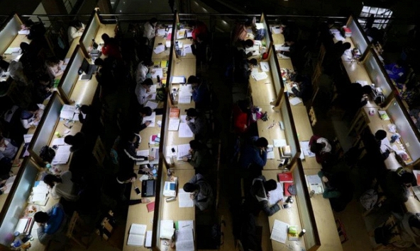 Sau bao năm, bức ảnh chụp nhóm sinh viên trong thư viện này vẫn hot rần rần: Đằng sau ẩn chứa cả bầu trời bí mật