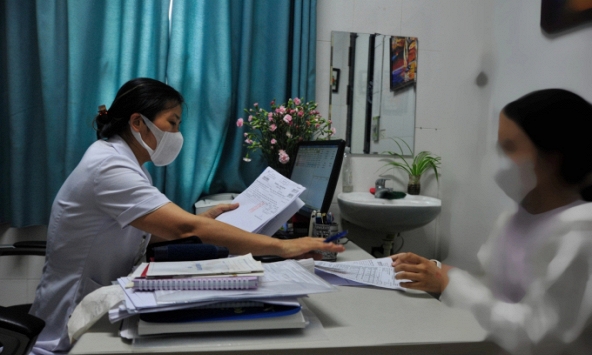 Hà Nội: Thấy con gái 17 tuổi đêm nào cũng ôm điện thoại, mẹ phát hoảng khi bí mật kiểm tra