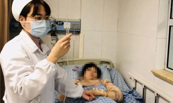 Người phụ nữ phát hiện sỏi dạ dày to bằng quả bóng bàn sau 1 tuần ăn măng