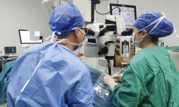 Người phụ nữ bị đục thủy tinh thể, tăng nhãn áp vì dùng sai cách thuốc nhỏ mắt