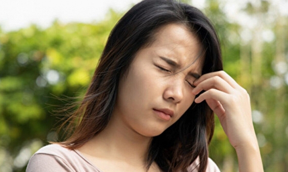 Mắt giật báo điềm gở, bác sĩ: Không phải mê tín, coi chừng bệnh ập tới