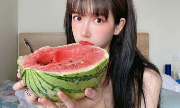 Dưa hấu là “vua giải nhiệt” mùa hè nhưng ăn cùng 4 thứ này có thể biến thành 'thuốc độc'