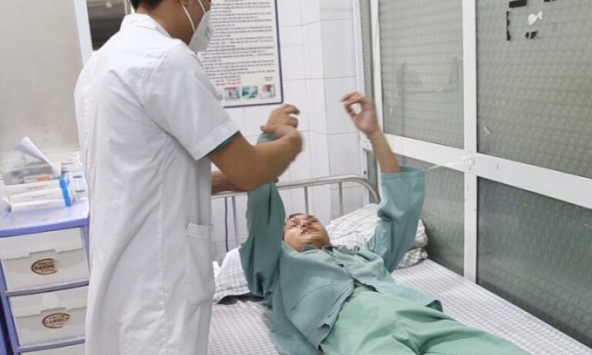 Nam thanh niên thoát nguy cơ liệt tứ chi nhờ phẫu thuật thay thân đốt sống nhân tạo