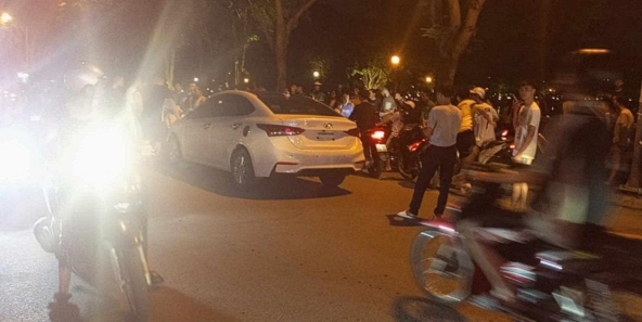 Xôn xao vụ người dân truy đuổi một chiếc ô tô, nghi bị cướp ở quận Hoàng Mai: Chiếc xe đang được giữ nguyên ở hiện trường
