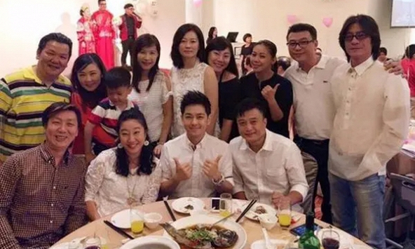 Tham gia họp lớp, cầm nhầm điện thoại của bạn bên cạnh rồi đọc to tin nhắn vừa được gửi đến, 2 người bỗng đứng dậy đi về luôn