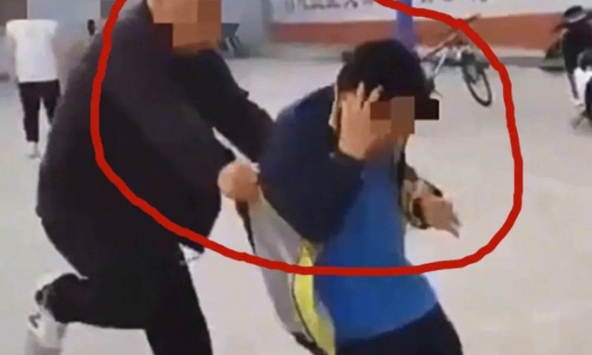 Người đàn ông đánh đứa trẻ 9 tuổi giữa phố nhưng vẫn có người bênh vực: Nguyên nhân là gì mà gây tranh cãi suốt nhiều ngày trên MXH?