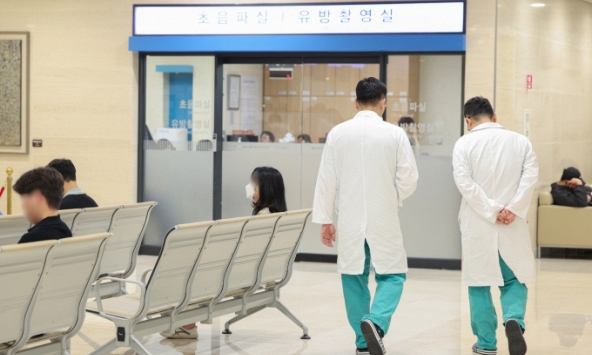 Cuộc chiến chưa kết thúc: 12.000 bác sĩ Hàn Quốc đình công tiếp tục đối mặt với khó khăn mới, khủng hoảng y tế toàn quốc rơi vào bế tắc