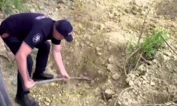 Đi điều tra án mạng lại bất ngờ nghe 'tiếng khóc' dưới chân, cảnh sát tái mặt khi lật tẩy âm mưu kinh hoàng