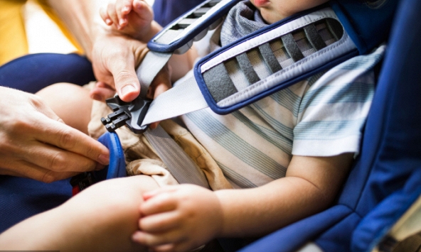 Bé gái 2 tuổi tử vong tương tâm ở ghế sau ô tô, người mẹ lái xe quay xuống kiểm tra con phát hiện cảnh tượng đau lòng