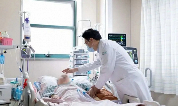 Chàng trai đột nhiên không thể dậy khỏi giường, tiểu không tự chủ vì 1 thói xấu ban đêm nhiều người trẻ mắc