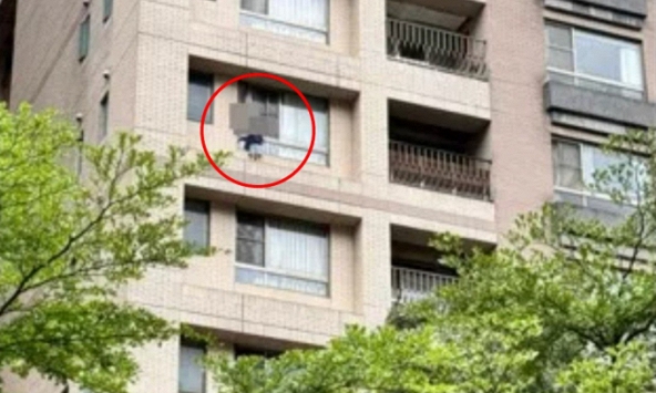 Đi qua chung cư phát hiện điều lạ, người đi đường tá hỏa báo cho bảo vệ kịp ngăn chặn một thảm kịch