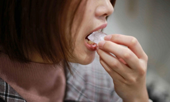 Ăn đá lạnh mùa nắng nóng, 'đã miệng' nhưng có hại sức khỏe?