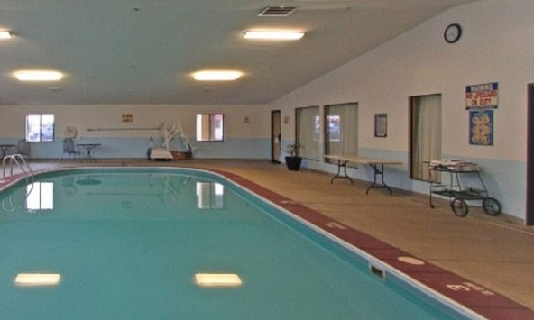 2 bé gái đuổi nước trong bể bơi không có nhân viên cứu hộ: Chị gái 11 tuổi qua đời thương tâm khi cố gắng cứu em 