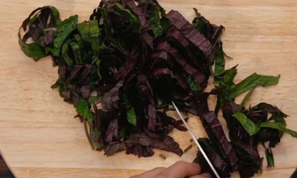 Việt Nam có loại lá thơm dưỡng gan, ẩm phổi, bảo vệ dạ dày và tim mạch nhưng chỉ vài ngàn cả bó