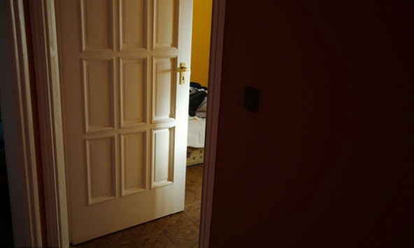 Bé trai 9 tuổi tiết lộ 'có người lạ nhìn con ngủ', bố mẹ sốc nặng khi phát hiện sự thật kinh hoàng sau 3 tháng