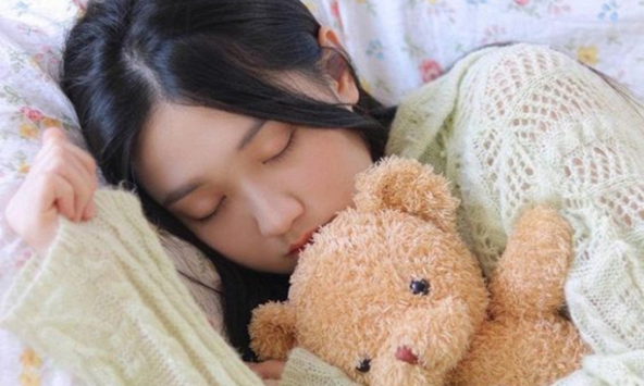 6 thói quen khi ngủ thường thấy ở những người trẻ lâu, sống thọ