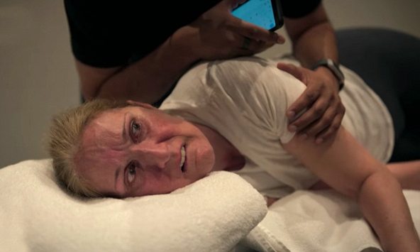 Không thể điều khiển được hơi thở, chuột rút đến gãy xương, chính xác 'Hội chứng người cứng' chỉ 1/1 triệu người mắc phải của Celine Dion là gì?