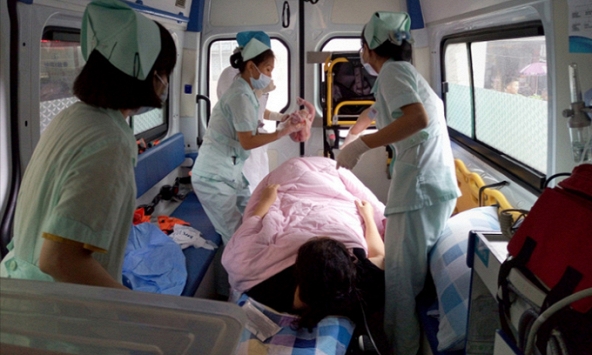 Thai phụ sinh non phải mổ cấp cứu, bé sốc nhiễm trùng nguy hiểm chỉ vì 1 sai lầm khi uống sữa của mẹ