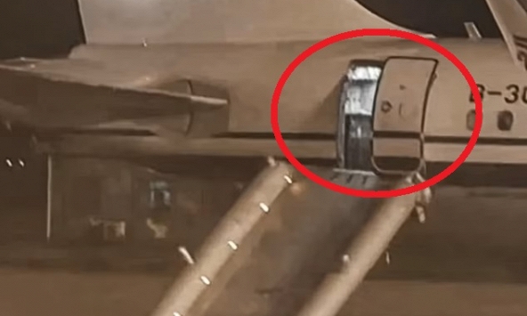 Người phụ nữ mở nhầm cửa thoát hiểm do tưởng là cửa toilet khiến chuyến bay bị hủy, toàn bộ hành khách phải di dời 