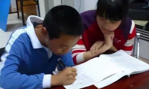 Mẹ thạc sĩ dạy con làm phép tính '6:6:6:6=1' nhưng bị gạch sai, hôm sau hùng hổ lên trường đòi kiện cô và cái kết muốn 'độn thổ'