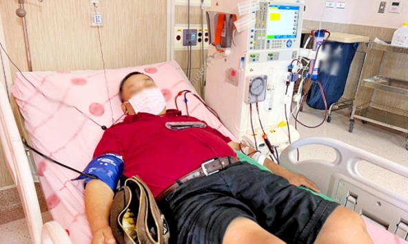 Đi khám phù chân, người đàn ông bị đẩy vào phòng chạy thận, cấp cứu vì mê 2 loại nước