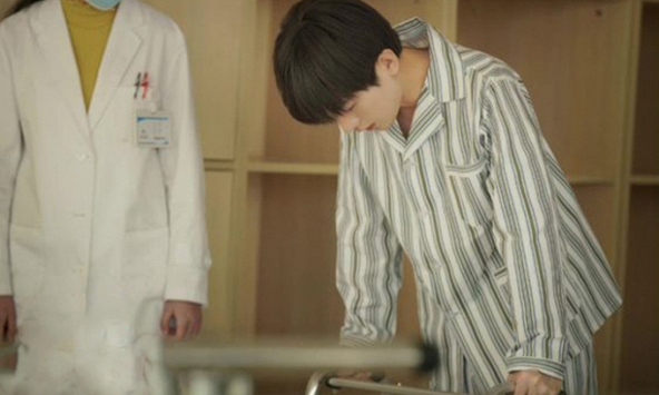 Chàng trai 30 tuổi chân yếu, tiểu không tự chủ vì mắc một bệnh phổ biến