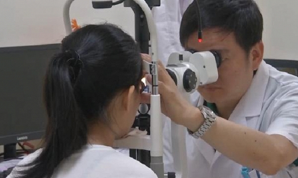 Tập thể dục về, người phụ nữ bỗng 'mù' 1 mắt