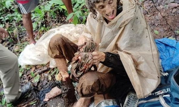 Phát hiện người phụ nữ bị xích vào cây trong rừng suốt 40 ngày, để lại lời nhắn rùng mình