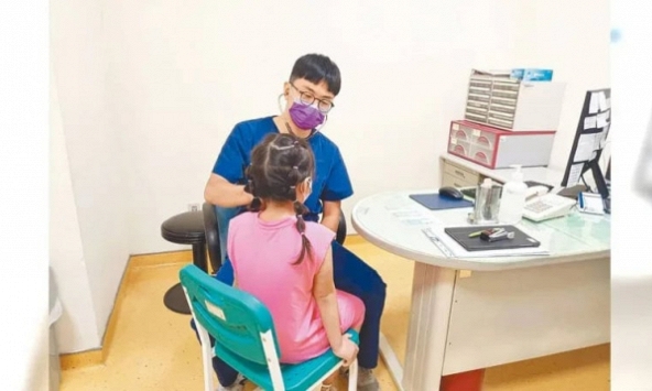 Bé gái 8 tuổi nhưng đường huyết đã vượt ngưỡng, bác sĩ chỉ ra 'ba tăng một giảm' là dấu hiệu cảnh báo đặc trưng ở trẻ