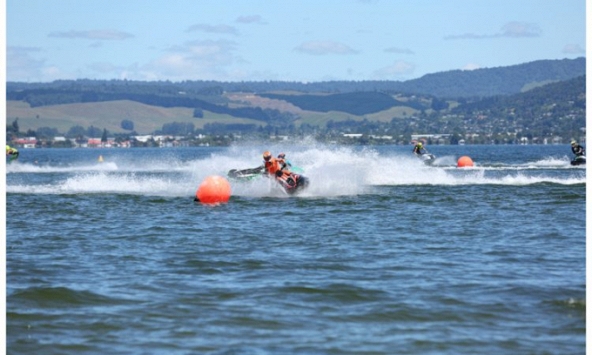 Thảm kịch khi du lịch: Chơi trò chơi phổ biến ở bãi biển, 2 cô gái 16 tuổi vô tình khiến mẹ tử vong 