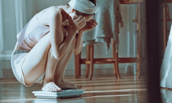 Nhịn ăn giảm cân nhưng cô gái vẫn tăng đều 5kg mỗi tháng, bác sĩ hoảng hốt: “Ăn thế này không béo mới lạ”