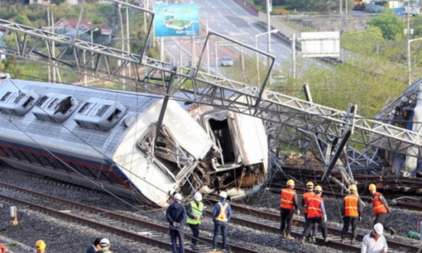 2 toa tàu điện đâm nhau khiến 2 công nhân tử vong tại chỗ, các chuyến tàu bị hoãn khẩn