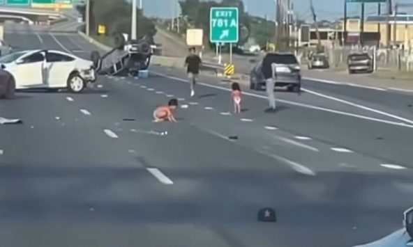 Kinh hoàng khoảnh khắc hai em bé bị văng ra từ ô tô lật nhào trên cao tốc đông đúc