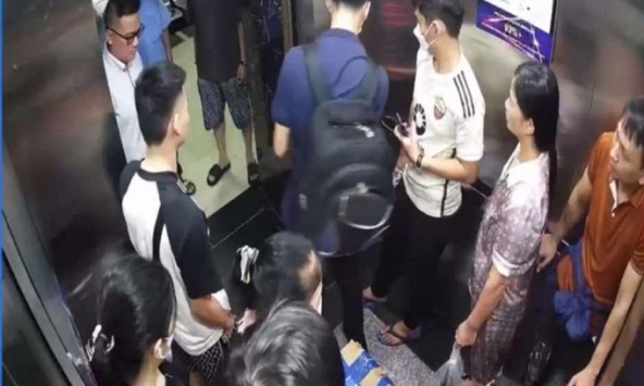 Người đàn ông suýt bị kẹp giữa 2 cửa thang máy ở HH Linh Đàm kể lại giây phút thoát nạn trong gang tấc