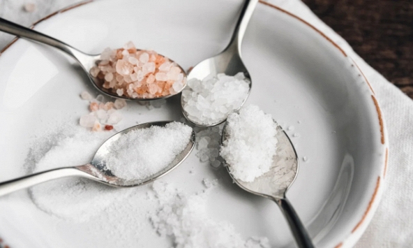 Mua muối ăn loại nào tốt hơn, muối iốt, muối không iốt hay muối ít natri? Bạn đã biết cách chọn chưa?