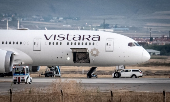 Máy bay chở 247 người hạ cánh khẩn cấp vì một mảnh giấy 