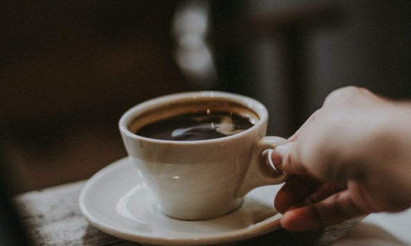 Phạm phải 'cấm kỵ lớn' khi uống cà phê sáng, người đàn ông bị loét dạ dày