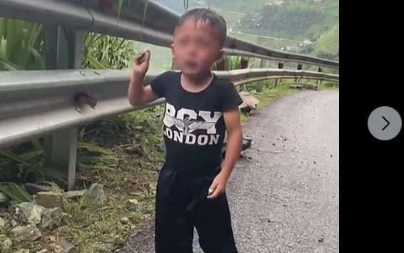 Sự thật phía sau bức ảnh em bé vùng cao khóc nức nở khi 'mẹ bị lũ cuốn' khiến hàng chục nghìn người nhói lòng