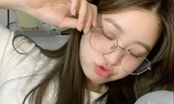 Người đeo kính, kính áp tròng được cảnh báo 'làm điều này' để tránh vi khuẩn có khả năng gây chết người