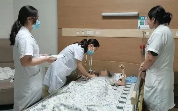 Sốc: Bé gái 10 tuổi thử thai dương tính, bác sĩ nhắc nhở bố mẹ bé gái thường xuyên làm 1 việc