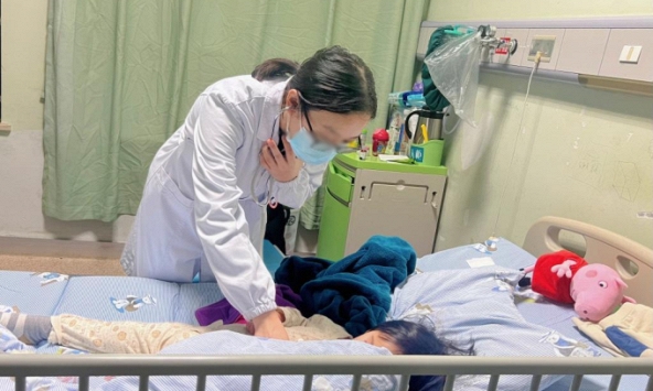 Bé gái 2 tuổi ngộ độc chì nguy kịch chỉ vì cách chữa khó ngủ của bà nội, bác sĩ hoảng hốt: 'Quá mê tín'