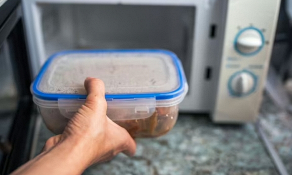 Chuyên gia cảnh báo thói quen sử dụng lò vi sóng phổ biến tạo ra 'súp hóa chất' độc hại