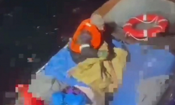 Người đàn ông ôm 2 thi thể của người thân trôi dạt trên biển suốt 2 tháng, hình ảnh khi được tìm thấy không thể thương tâm hơn  