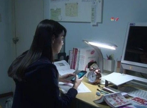 Bị sếp mắng, cô gái 20 tuổi rơi vào trầm cảm, toàn thân cứng đờ, gọi hỏi không đáp