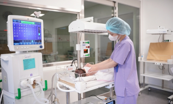 Bé 8 ngày tuổi bị xẹp phổi phải, viêm phổi nặng vì hành động yêu thương của người thân