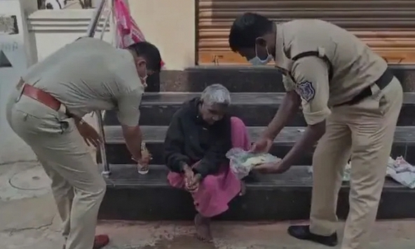 Thi thể con trai phân hủy ngay trong nhà suốt 4 ngày nhưng bố mẹ đều không hề hay biết 