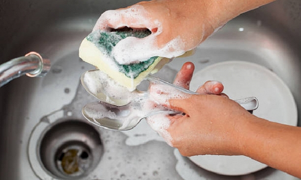 Khuyên chân thành: 5 cách dùng miếng rửa bát nên bỏ ngay nếu không muốn 'thuốc độc' ngấm ngầm đi vào cơ thể