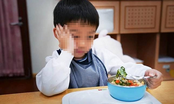 Cậu bé 12 tuổi bị mù vĩnh viễn vì 1 thói quen ăn uống nhiều người mắc