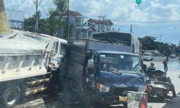 Bình Dương: Xe ben tông liên hoàn 3 ô tô và 1 xe máy dừng chờ đèn đỏ, trích xuất camera để điều tra 